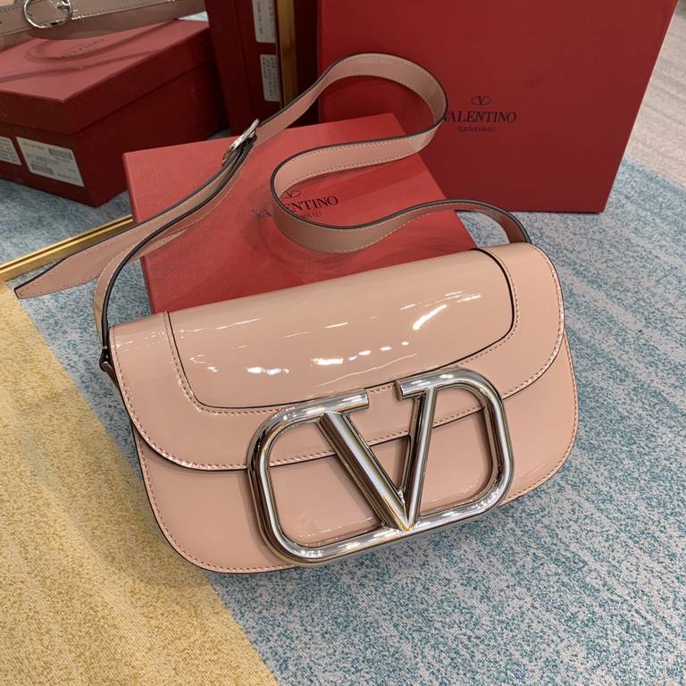 Patent leather white steel buckle cowhide  organza bagValentino Garavani MAXI 2020 model   metal LOGO calf leather crossbody bag with extendable shoulder strap   vacuum-plated metal fittings zipper button closure   cente