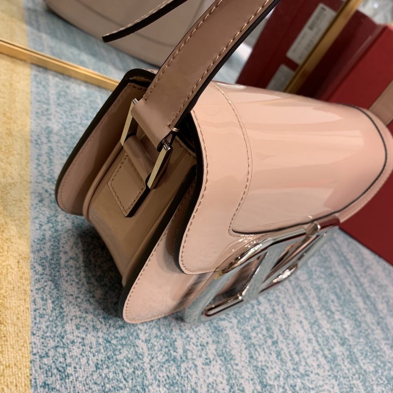 Patent leather white steel buckle cowhide  organza bagValentino Garavani MAXI 2020 model   metal LOGO calf leather crossbody bag with extendable shoulder strap   vacuum-plated metal fittings zipper button closure   cente