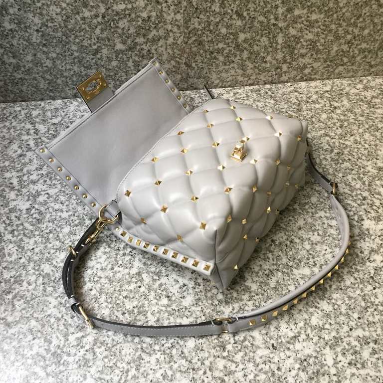 2018 spring and summer series Buy genuine HKD 22500 11 replica Every detail is dripping Classic style plus wonderful details, interwoven into a romantic and beautiful girl's dream   Decorative details change thousands of