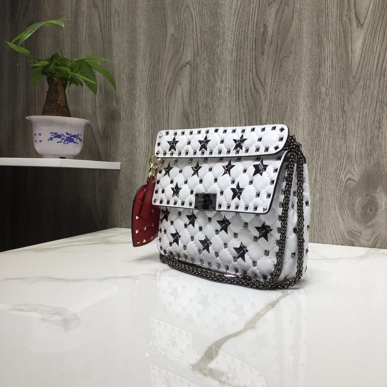 Fan Bingbing the same handbag, GARAVANI ROCKSTUD SPIKE   Model V0122, the bag is made of imported lambskin   diamond pattern embroidery Fine craftsmanship and micro rivets mounted   with removable handles  slide buckle a