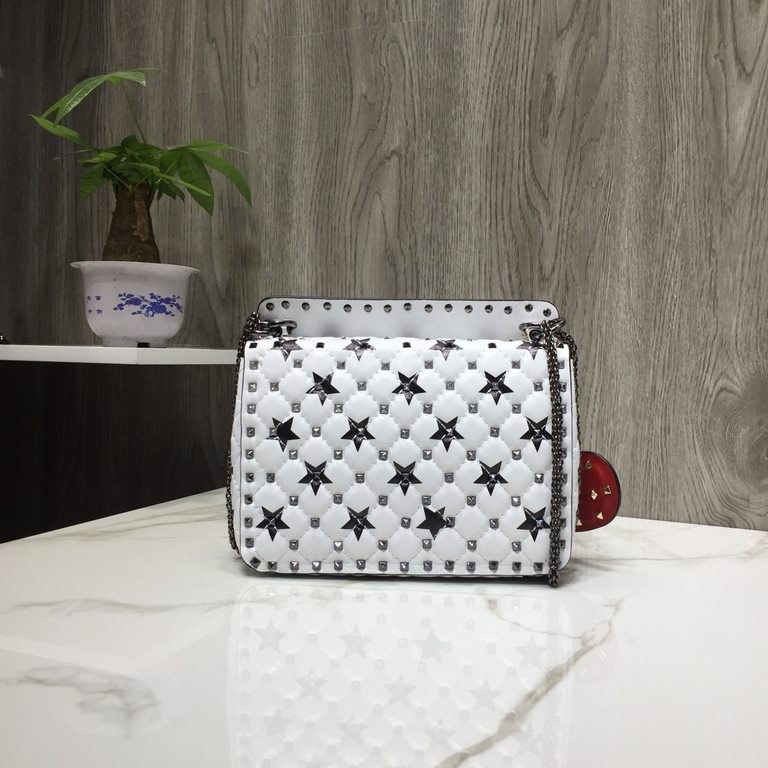 Fan Bingbing the same handbag, GARAVANI ROCKSTUD SPIKE   Model V0122, the bag is made of imported lambskin   diamond pattern embroidery Fine craftsmanship and micro rivets mounted   with removable handles  slide buckle a