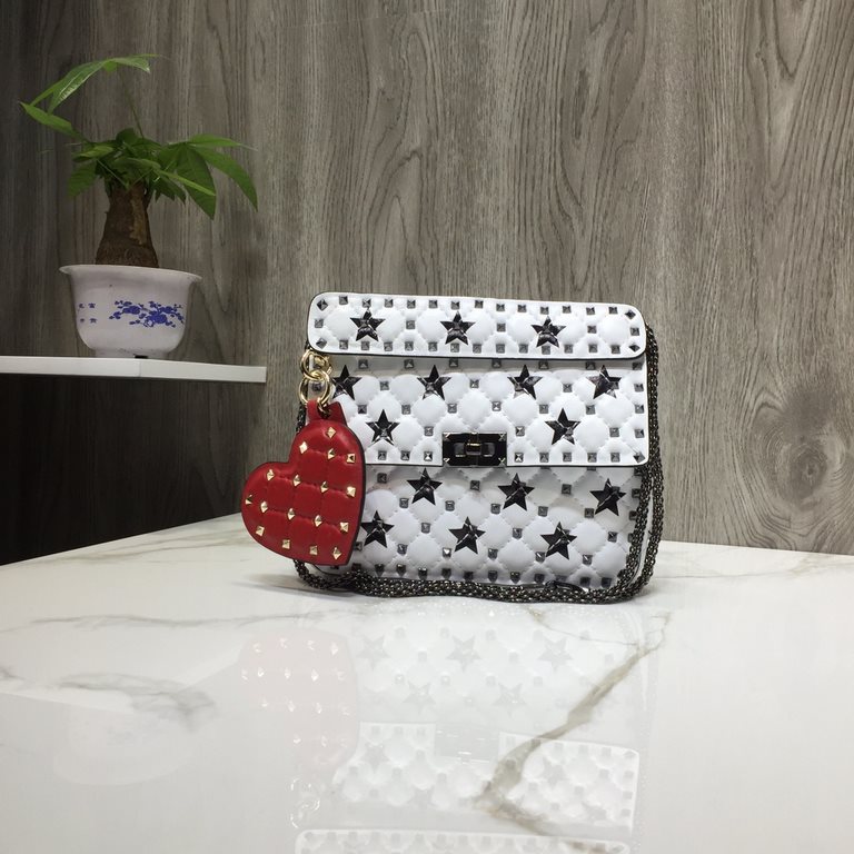 Fan Bingbing the same handbag, GARAVANI ROCKSTUD SPIKE   Model V0122, the bag is made of imported lambskin   diamond pattern embroidery Fine craftsmanship and micro rivets mounted   with removable handles  slide buckle a