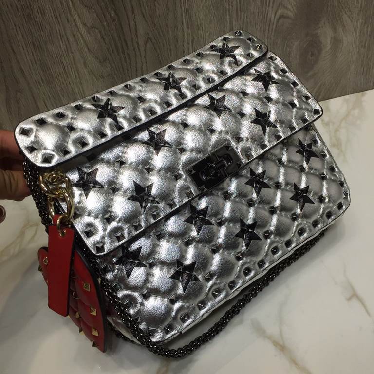 Fan Bingbing the same handbag, GARAVANI ROCKSTUD SPIKE   Model V0122, the bag is made of imported lambskin   diamond pattern embroidery Fine craftsmanship and micro rivets mounted   with removable handles  slide buckle a