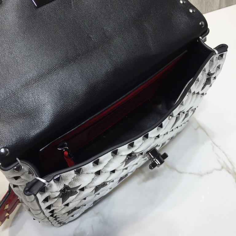 Fan Bingbing the same handbag, GARAVANI ROCKSTUD SPIKE   Model V0122, the bag is made of imported lambskin   diamond pattern embroidery Fine craftsmanship and micro rivets mounted   with removable handles  slide buckle a