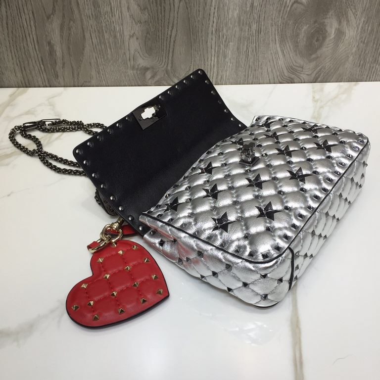 Fan Bingbing the same handbag, GARAVANI ROCKSTUD SPIKE   Model V0122, the bag is made of imported lambskin   diamond pattern embroidery Fine craftsmanship and micro rivets mounted   with removable handles  slide buckle a