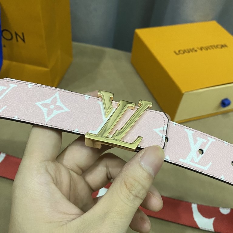 (Picture package )Width 30mmChic and stylish, this LV Iconic 30mm reversible belt is adorned with an eye-catching large Monogram print on one side, echoing Louis Vuitton's newly launched Monogram Giant collection.