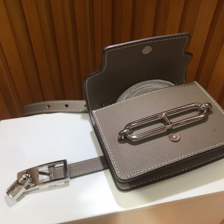 Hermes pig nose fanny pack   belt, the bag has to send a shoulder strap can be diagonally across the shoulder, the belt can be taken out for single use, imported original leather, worth having, on the body effect is very