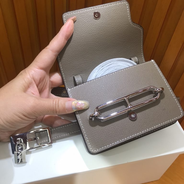 Hermes pig nose fanny pack   belt, the bag has to send a shoulder strap can be diagonally across the shoulder, the belt can be taken out for single use, imported original leather, worth having, on the body effect is very