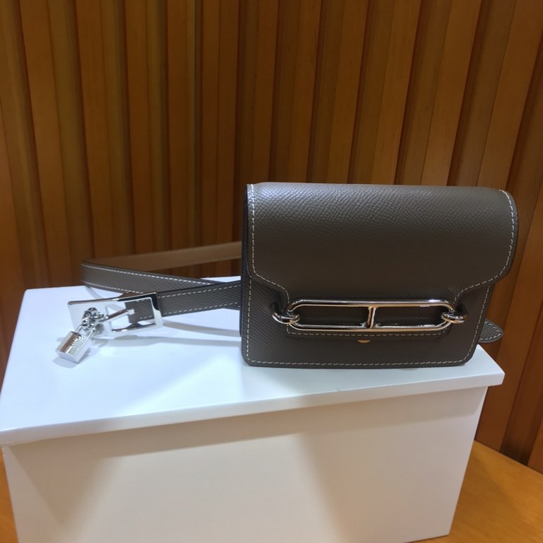 Hermes pig nose fanny pack   belt, the bag has to send a shoulder strap can be diagonally across the shoulder, the belt can be taken out for single use, imported original leather, worth having, on the body effect is very