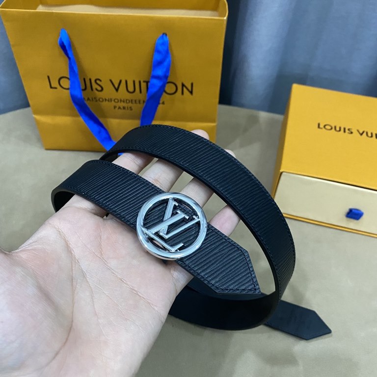 (Picture package )Width 30mmL0UIS VUITT0N    A must have for the goddess! Width 30mm This women's Vuitton belt is made of Epi leather. The brightly colored accents and 316 steel hardware are instantly stylish and feminin