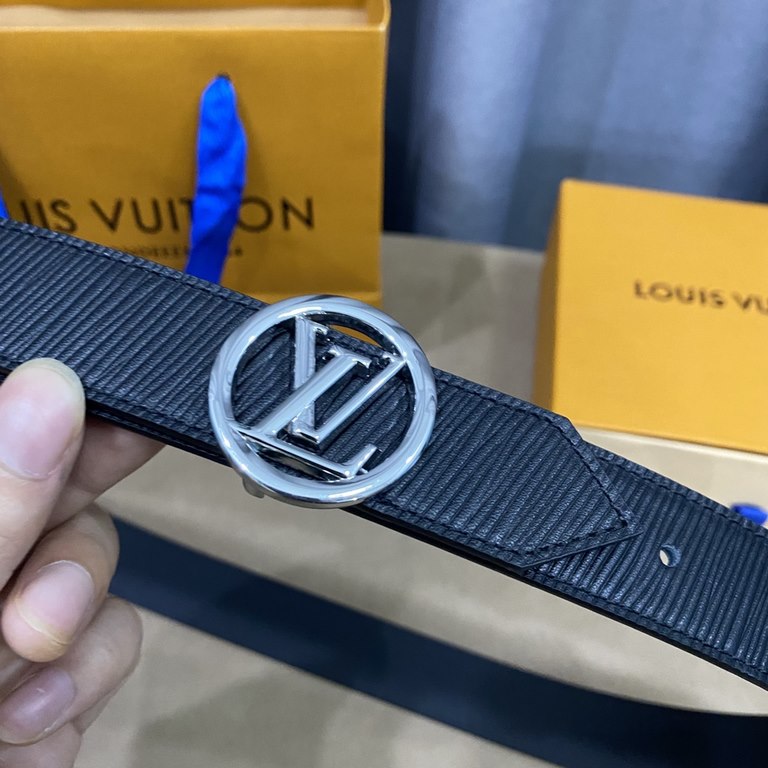 (Picture package )Width 30mmL0UIS VUITT0N    A must have for the goddess! Width 30mm This women's Vuitton belt is made of Epi leather. The brightly colored accents and 316 steel hardware are instantly stylish and feminin