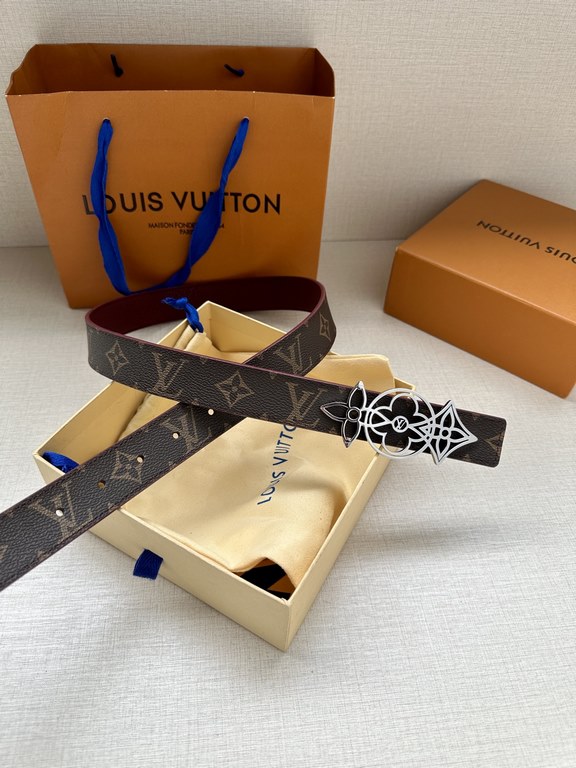 The LV Initiales Reversible Belt is available in Monogram canvas or smooth leather, allowing the classic logo buckle to take center stage for even more styling possibilities.