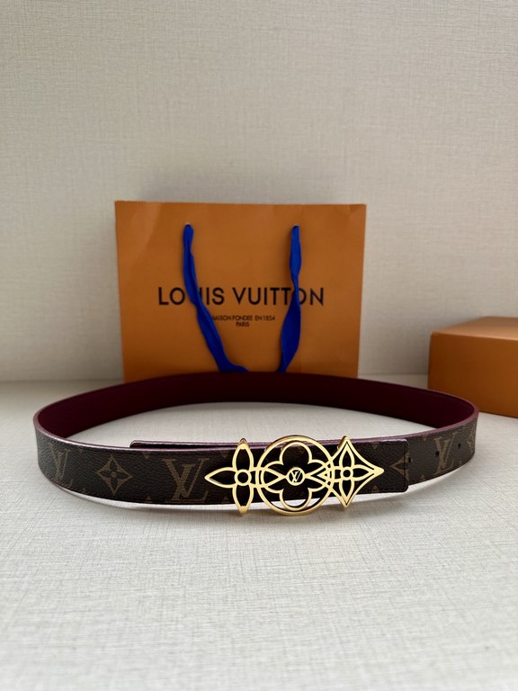 The LV Initiales Reversible Belt is available in Monogram canvas or smooth leather, allowing the classic logo buckle to take center stage for even more styling possibilities.