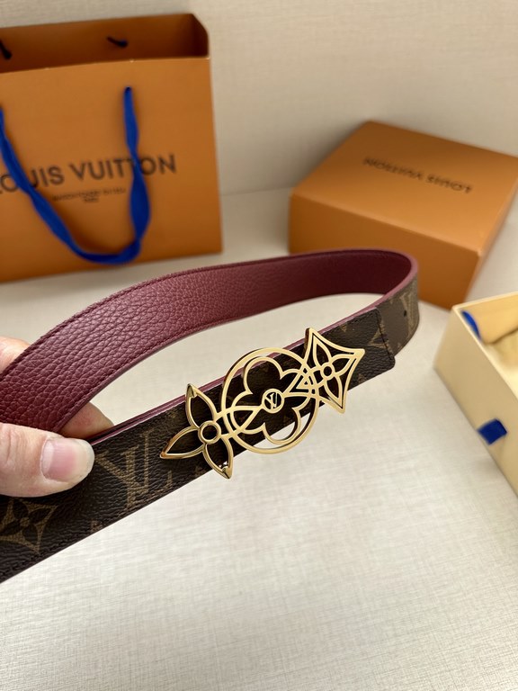 The LV Initiales Reversible Belt is available in Monogram canvas or smooth leather, allowing the classic logo buckle to take center stage for even more styling possibilities.