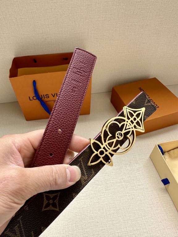 The LV Initiales Reversible Belt is available in Monogram canvas or smooth leather, allowing the classic logo buckle to take center stage for even more styling possibilities.