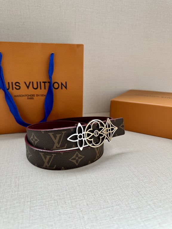 The LV Initiales Reversible Belt is available in Monogram canvas or smooth leather, allowing the classic logo buckle to take center stage for even more styling possibilities.