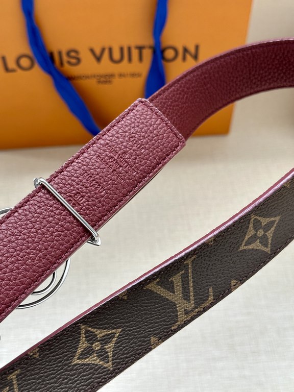 The LV Initiales Reversible Belt is available in Monogram canvas or smooth leather, allowing the classic logo buckle to take center stage for even more styling possibilities.