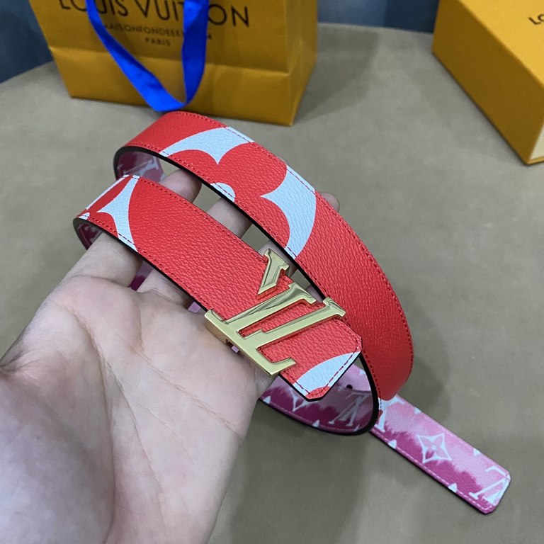 (Picture package )Width 30mmChic and stylish, this LV Iconic 30mm reversible belt is adorned with an eye-catching large Monogram print on one side, echoing Louis Vuitton's newly launched Monogram Giant collection.