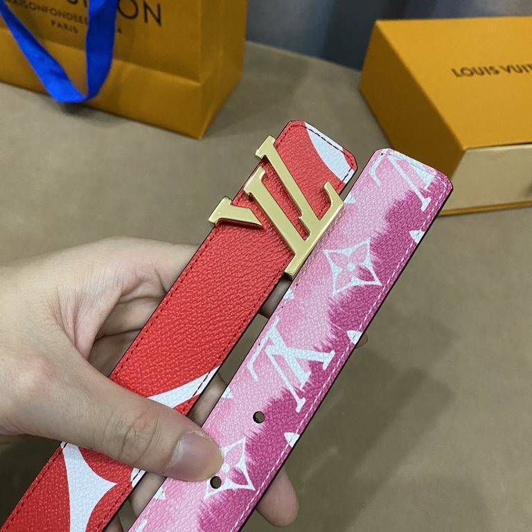 (Picture package )Width 30mmChic and stylish, this LV Iconic 30mm reversible belt is adorned with an eye-catching large Monogram print on one side, echoing Louis Vuitton's newly launched Monogram Giant collection.