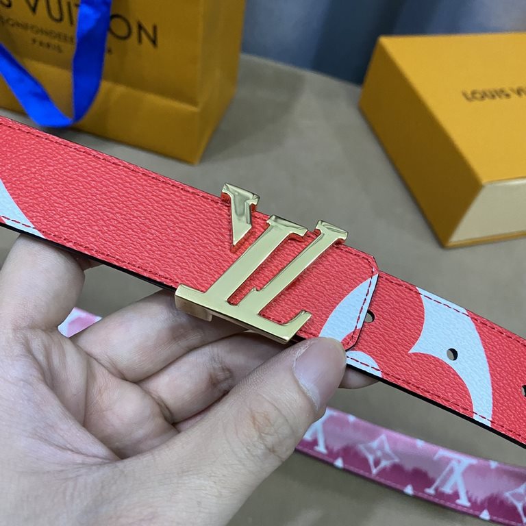 (Picture package )Width 30mmChic and stylish, this LV Iconic 30mm reversible belt is adorned with an eye-catching large Monogram print on one side, echoing Louis Vuitton's newly launched Monogram Giant collection.