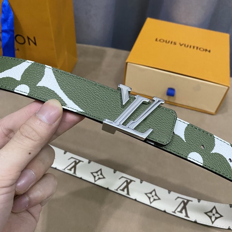 (Picture package )Width 30mmChic and stylish, this LV Iconic 30mm reversible belt is adorned with an eye-catching large Monogram print on one side, echoing Louis Vuitton's newly launched Monogram Giant collection.