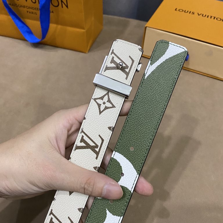 (Picture package )Width 30mmChic and stylish, this LV Iconic 30mm reversible belt is adorned with an eye-catching large Monogram print on one side, echoing Louis Vuitton's newly launched Monogram Giant collection.