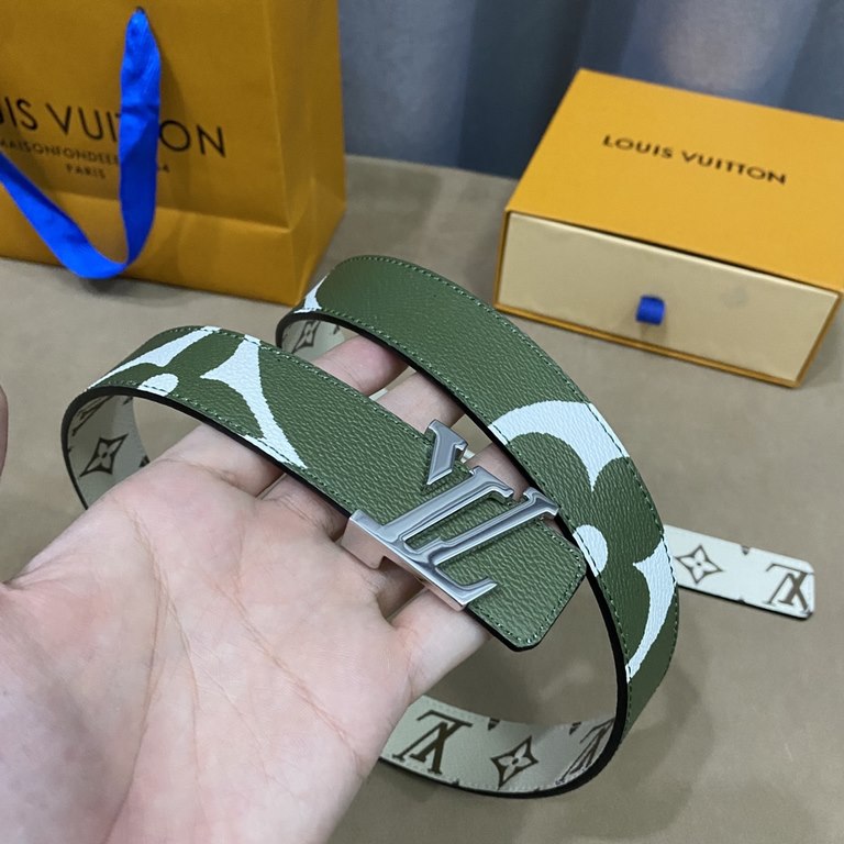 (Picture package )Width 30mmChic and stylish, this LV Iconic 30mm reversible belt is adorned with an eye-catching large Monogram print on one side, echoing Louis Vuitton's newly launched Monogram Giant collection.