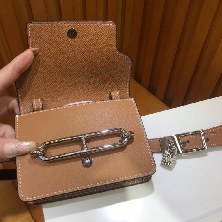 Hermes pig nose fanny pack   belt, the bag has to send a shoulder strap can be diagonally across the shoulder, the belt can be taken out for single use, imported original leather, worth having, on the body effect is very