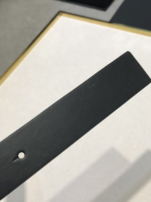 Distribution of counter packaging Perforation pin Width 30MM, original imported calfskin Head layer cowhide, with original ruthenium palladium plating VC letter buckle, feel . Oil edge near perfect, original leather cust