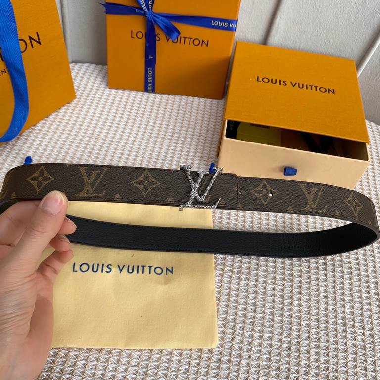 Comes with a full set of gift boxLOUIS VUITTON Louis Vuitton Overseas purchased original genuine Made in Spain - Classic reversible design, one for two Mon organ canvas leather belt, imported calfskin lining, shiny palla