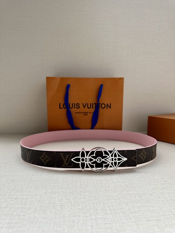 The LV Initiales Reversible Belt is available in Monogram canvas or smooth leather, allowing the classic logo buckle to take center stage for even more styling possibilities.