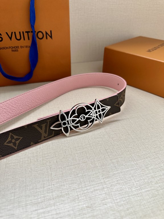 The LV Initiales Reversible Belt is available in Monogram canvas or smooth leather, allowing the classic logo buckle to take center stage for even more styling possibilities.