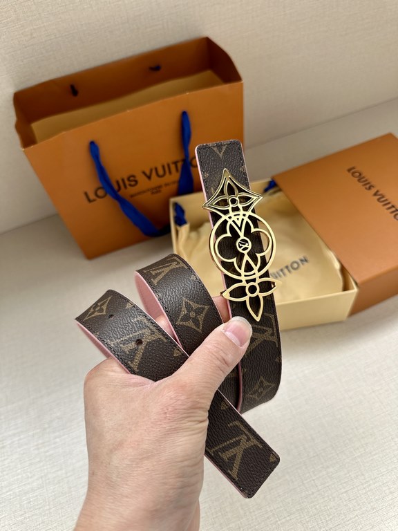 The LV Initiales Reversible Belt is available in Monogram canvas or smooth leather, allowing the classic logo buckle to take center stage for even more styling possibilities.