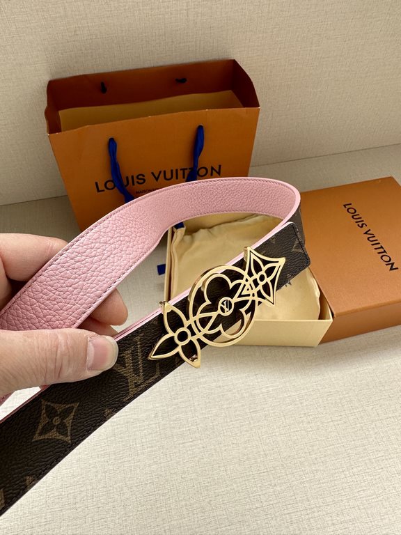 The LV Initiales Reversible Belt is available in Monogram canvas or smooth leather, allowing the classic logo buckle to take center stage for even more styling possibilities.