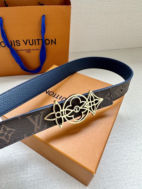 The LV Initiales Reversible Belt is available in Monogram canvas or smooth leather, allowing the classic logo buckle to take center stage for even more styling possibilities.