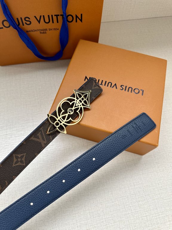 The LV Initiales Reversible Belt is available in Monogram canvas or smooth leather, allowing the classic logo buckle to take center stage for even more styling possibilities.