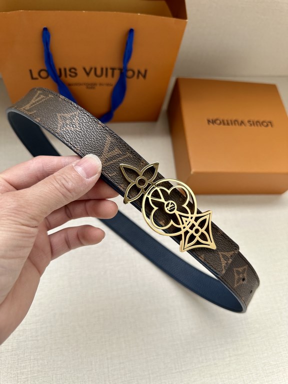 The LV Initiales Reversible Belt is available in Monogram canvas or smooth leather, allowing the classic logo buckle to take center stage for even more styling possibilities.