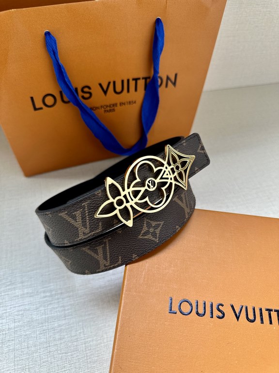 The LV Initiales Reversible Belt is available in Monogram canvas or smooth leather, allowing the classic logo buckle to take center stage for even more styling possibilities.