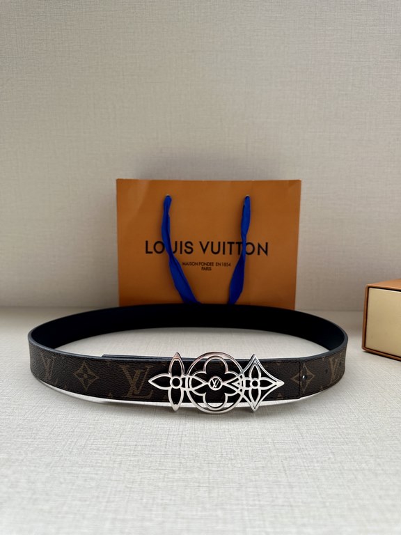 The LV Initiales Reversible Belt is available in Monogram canvas or smooth leather, allowing the classic logo buckle to take center stage for even more styling possibilities.