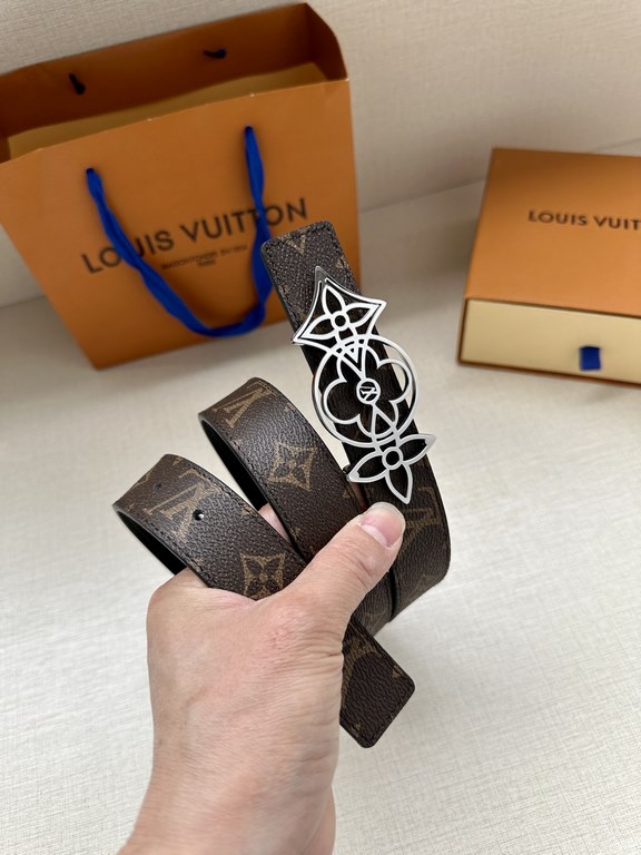 The LV Initiales Reversible Belt is available in Monogram canvas or smooth leather, allowing the classic logo buckle to take center stage for even more styling possibilities.