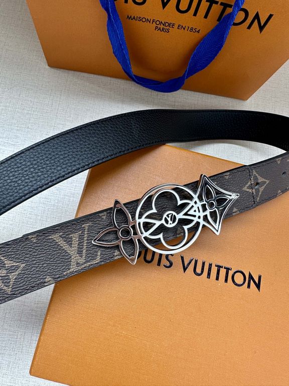 The LV Initiales Reversible Belt is available in Monogram canvas or smooth leather, allowing the classic logo buckle to take center stage for even more styling possibilities.