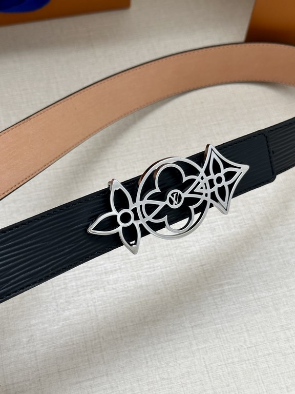 Made of Epi leather with a silver-tone brass buckle and a 30 mm wide belt, this women's LV lettering belt will add elegance to any outfit.