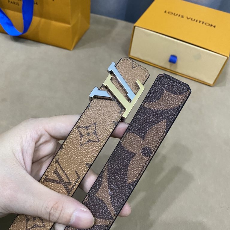 (Picture package )Width 30mmChic and stylish, this LV Iconic 30mm reversible belt is adorned with an eye-catching large Monogram print on one side, echoing Louis Vuitton's newly launched Monogram Giant collection.