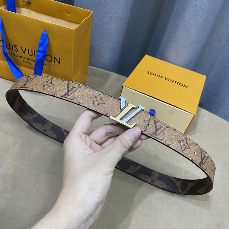 (Picture package )Width 30mmChic and stylish, this LV Iconic 30mm reversible belt is adorned with an eye-catching large Monogram print on one side, echoing Louis Vuitton's newly launched Monogram Giant collection.