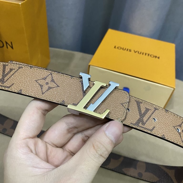 (Picture package )Width 30mmChic and stylish, this LV Iconic 30mm reversible belt is adorned with an eye-catching large Monogram print on one side, echoing Louis Vuitton's newly launched Monogram Giant collection.