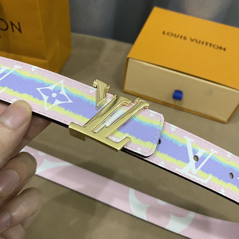 (Picture package )Width 30mmChic and stylish, this LV Iconic 30mm reversible belt is adorned with an eye-catching large Monogram print on one side, echoing Louis Vuitton's newly launched Monogram Giant collection.