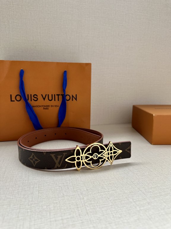 The LV Initiales Reversible Belt is available in Monogram canvas or smooth leather, allowing the classic logo buckle to take center stage for even more styling possibilities.