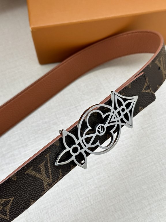 The LV Initiales Reversible Belt is available in Monogram canvas or smooth leather, allowing the classic logo buckle to take center stage for even more styling possibilities.