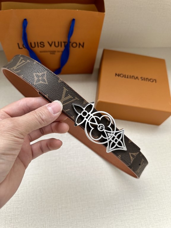 The LV Initiales Reversible Belt is available in Monogram canvas or smooth leather, allowing the classic logo buckle to take center stage for even more styling possibilities.