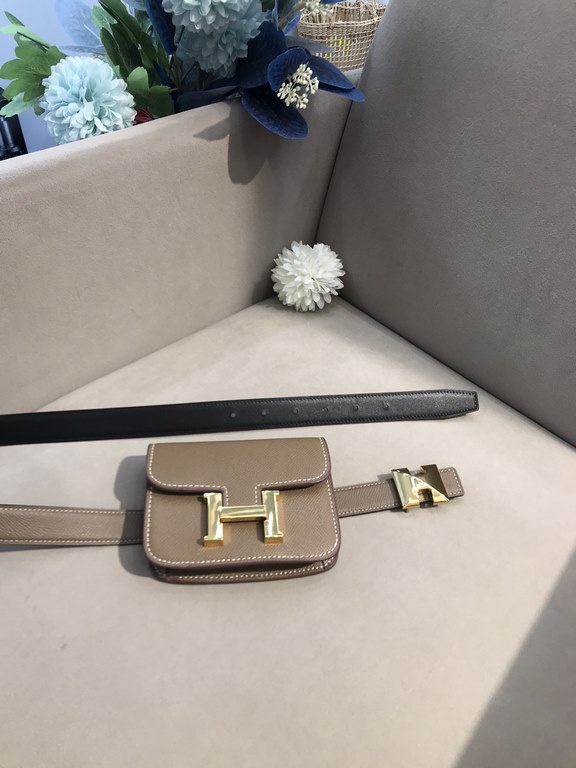 Hermes belt   belt bag at first sight is our innate fashion intuition, with different fashion collocation straight to the senses, light and shadow flow out of the aura, in the square inches between the integration of sel